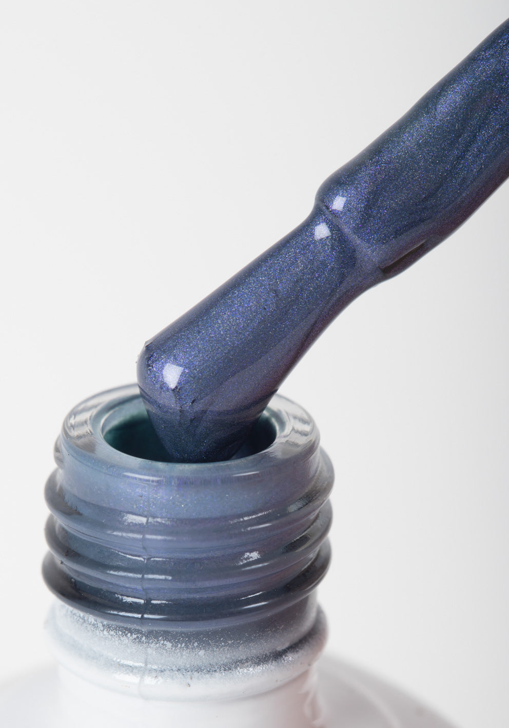 Uñas Cat Eye 01. Semipermanente morado efecto ojo de gato