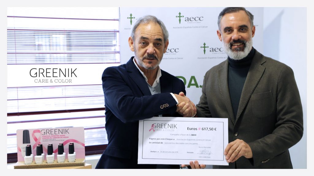 Greenik entrega a la AECC el cheque de la Campaña Solidaria