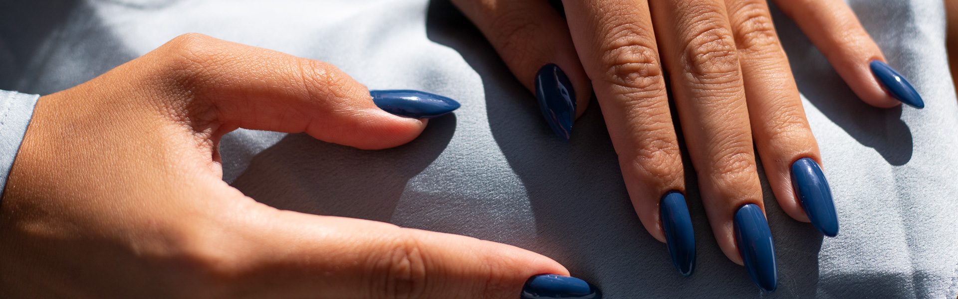 esmaltes de uñas azules